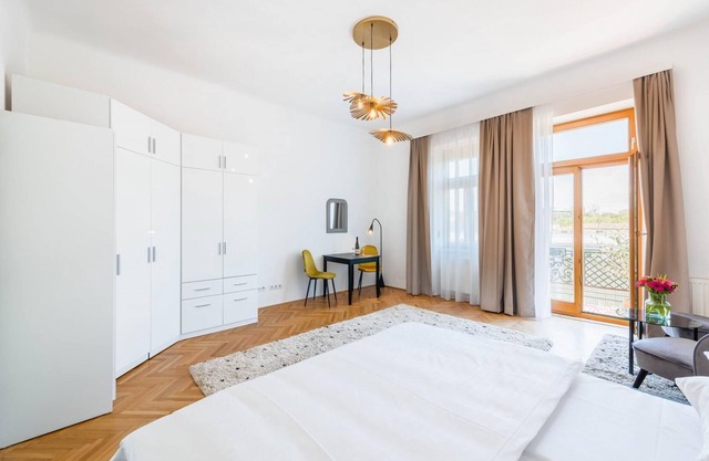 Deluxe Studio with Balcony, Kingsize Bed and Free Parking in Krems Downtown