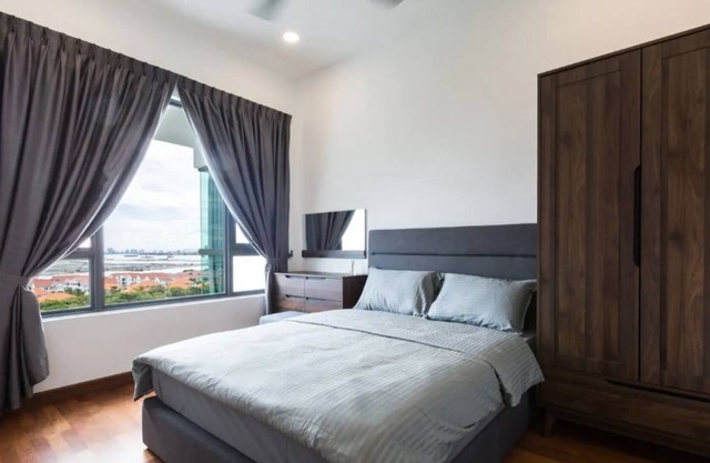 DELUXE SUITE Near STRAITS QUAY