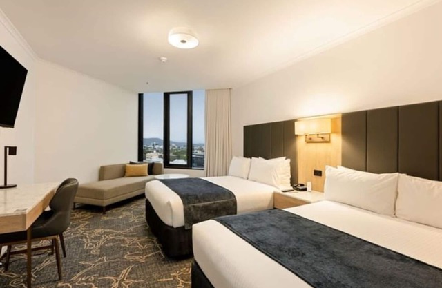 Deluxe Twin Room w Balcony CBD Brisbane