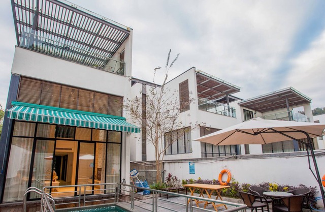 Deluxe Villa in Mingyue Mountain and Stream