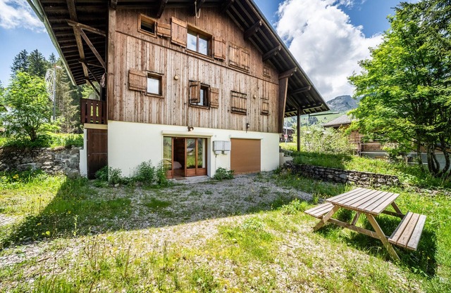 Demi- Chalet Les Trolles 6-8 Pers' with Mountain View, Private Terrace and Wi-Fi
