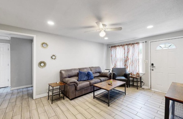 Denver 1 Bedroom w King Bed Dog Friendly Unit