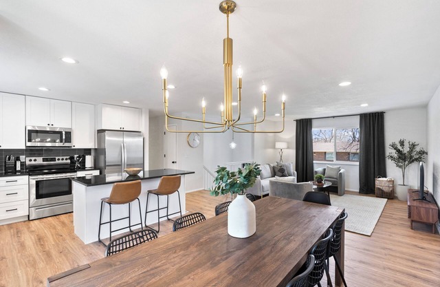 DenverStays: Spacious 5 BR Home with 2 King & 3 Queen Beds - 15 Min to Red Rocks