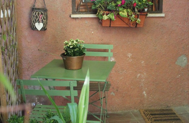 Depandance surrounded by the greenery of northern Rome