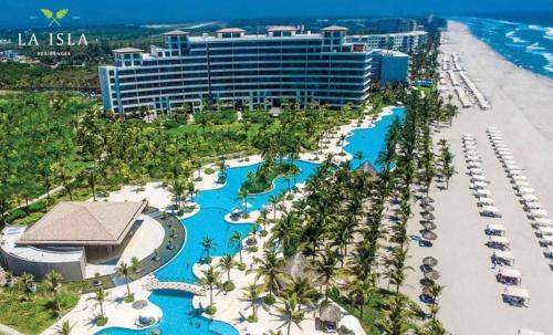 Depto en la playa con toboganes, juegos y restaurantes