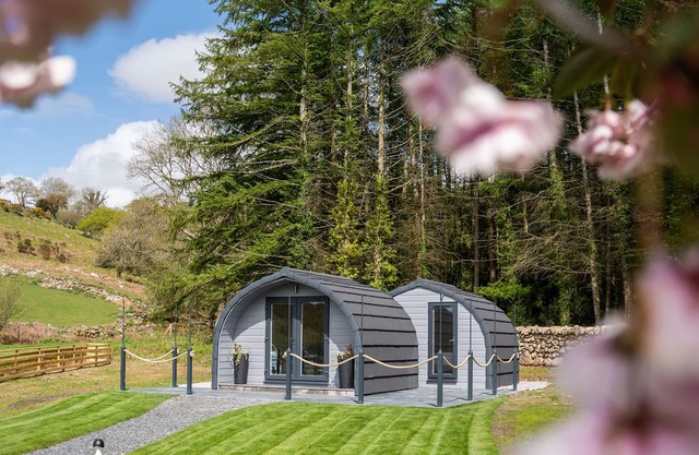 DERWEN, romantic, country holiday cottage, with a garden in Llanbedr