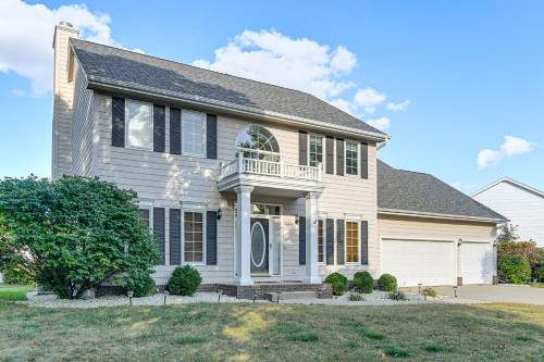 Des Moines Suburb Stay with Spacious Layout and Deck!