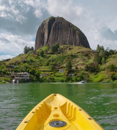 Descanso Bajo La Piedra Del Peñol