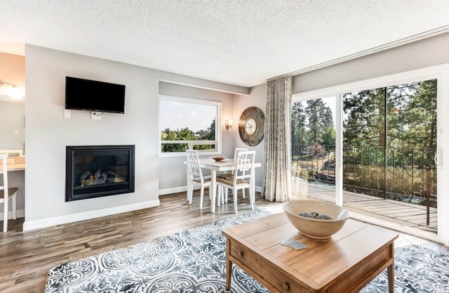 "Deschutes and Scores" Riverfront Condo w/Amazing View - Downtown Bend
