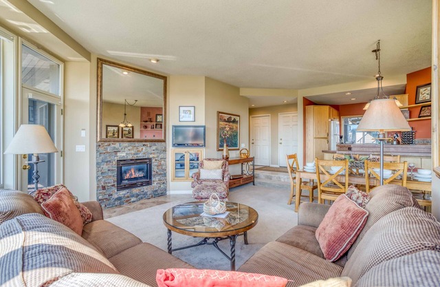 Deschutes River Views, Private Hot Tub, Beautiful 2-Bedroom Mt. Bachelor Village