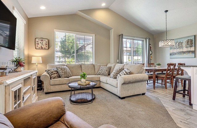 Desert Rose Townhome: 35 Mi to Zion & State Parks