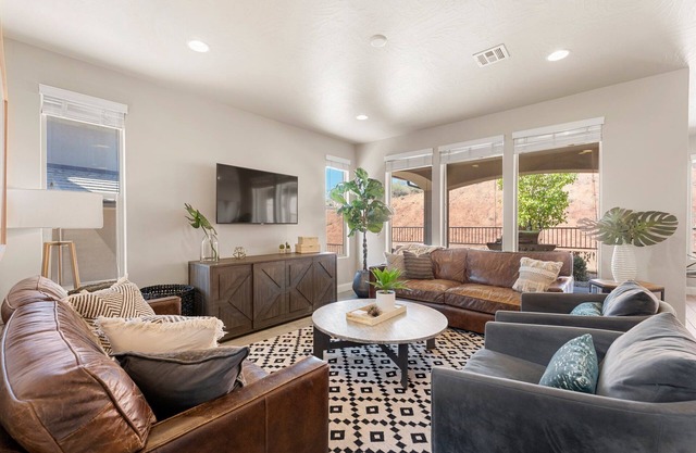 Desert Serenity: Community Pool + Hot Tub, Ping Pong Table!