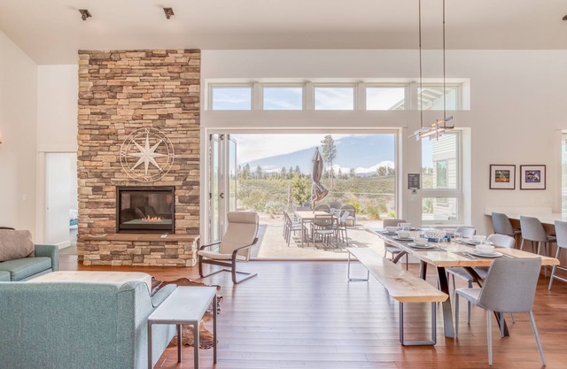 Desert Vista, Luxury Contemporary, 2 Suites, Hot Tub, Mountain Views in Sisters!