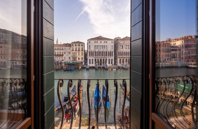Design Apartment with Balcony on the Grand Canal R