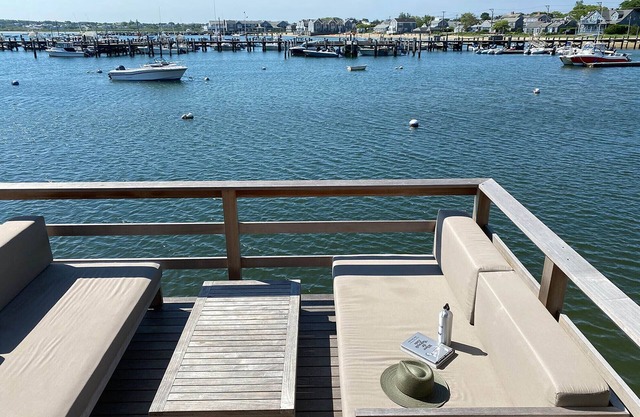 Design cottage on wharf in town - huge private deck, private dock