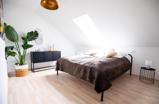 Design-Ferienwohnung in Kelberg am Nürburgring: Platz für 6, Küche, WiFi, Netflix