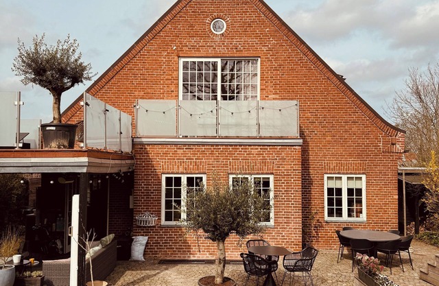 Design house only 15min from city center.