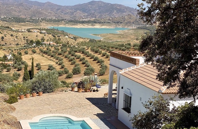 Design villa, private pool, splendid Viñuela lake & Maroma mountain view, 6pers