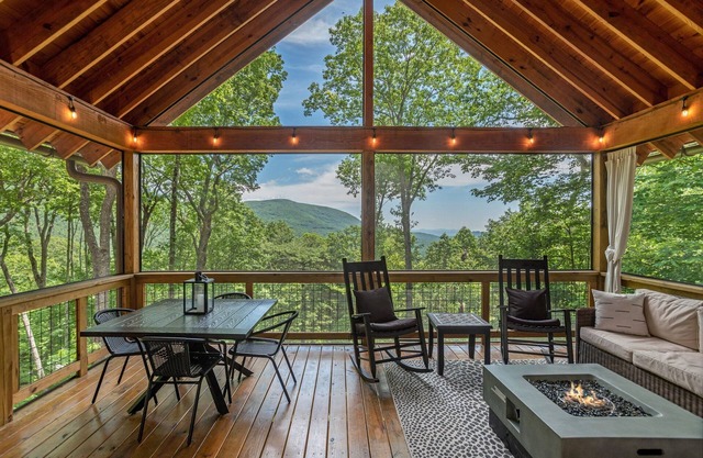 Designer 5-BDR Cabin with Big Views/Resort Access in Sapphire Valley