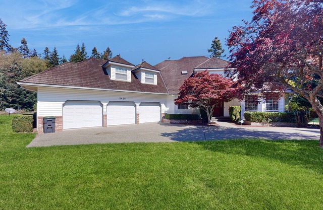 Designer bay-view estate with home office, beach nearby