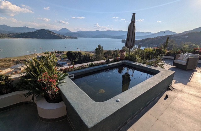 Designer House with Spectacular Lake Views, Jacuzzi and Lush Gardens