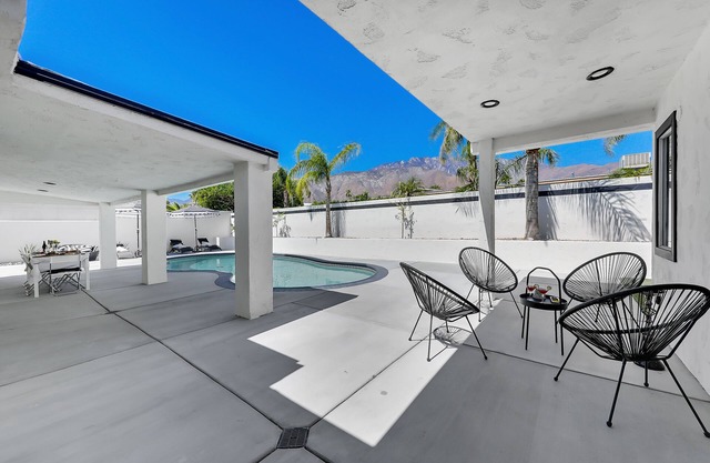 Designer Mid Century Desert Retreat in Palm Springs