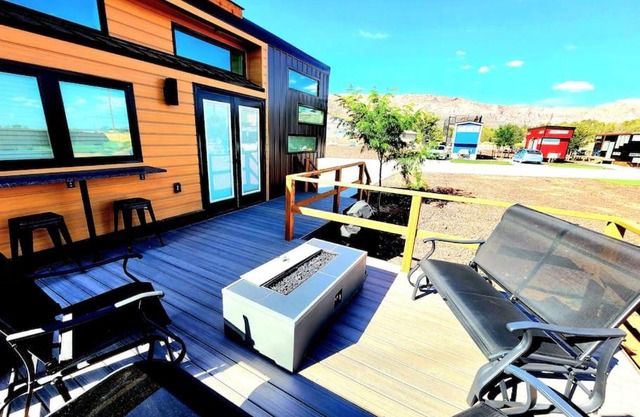 Designer Modern Tiny Home w All of The Amenities