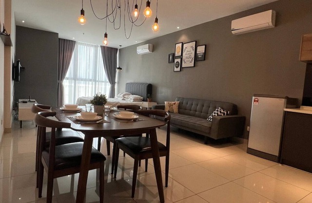 Designer Unit - King Bed & Netflix Atria Sofo