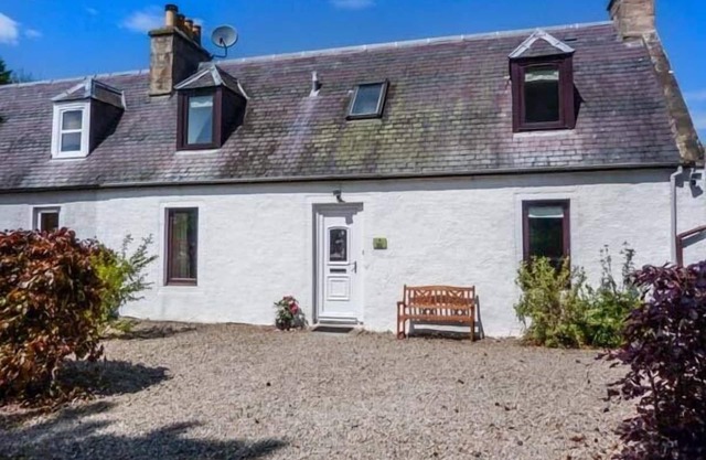 DESKFORD COTTAGE, family friendly, country holiday cottage in Nairn