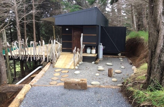 Detach from the rat race! Relaxing coastal retreat one hour from Auckland.
