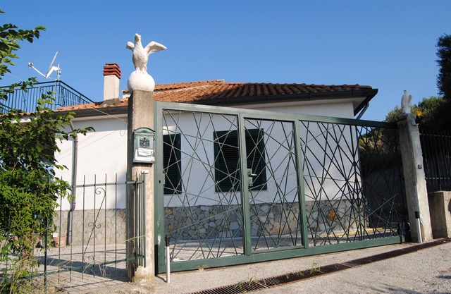 Detached house with great views of the sea and mountains, ideal with a dog