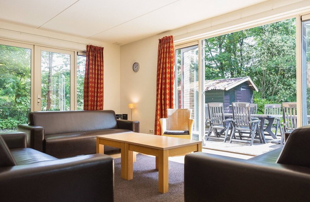 Detached 10-person bungalow