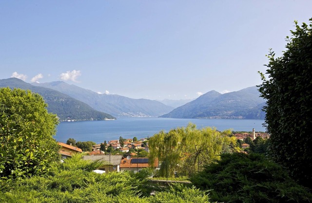 Detached 3-bedroom house with beautiful outdoor area & dream lake view