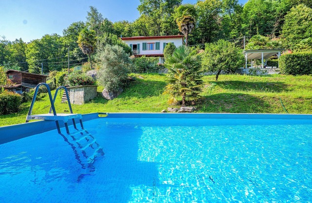 Detached 3-bedroom house with private pool and dream lake view