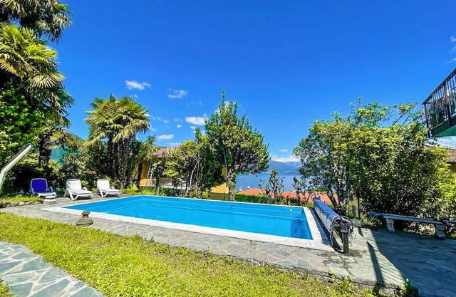 Detached 4½-room house with pool and fantastic lake view