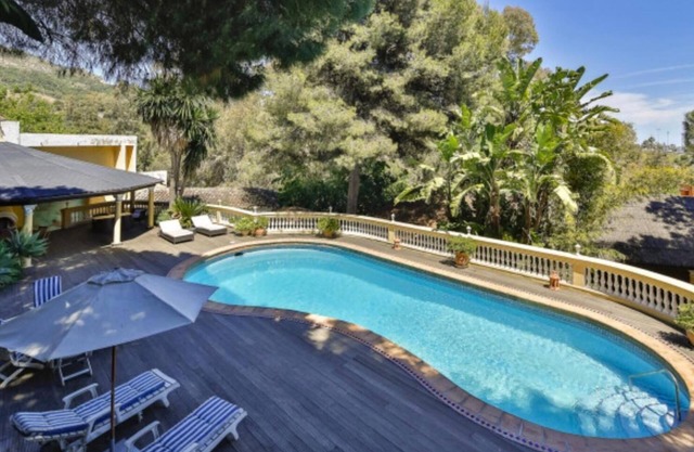 Detached apartment with sea views in a private estate