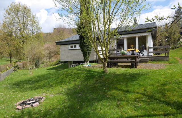 Detached bright apartment at Lake Henne, children welcome