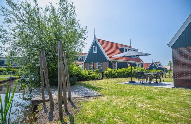 Detached bungalow with 3 bedrooms with box spring beds