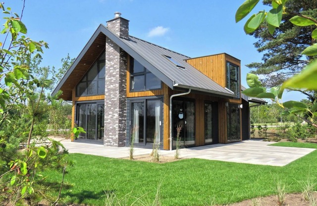 Detached bungalow with 4 bedrooms, 3 bathrooms and a sauna