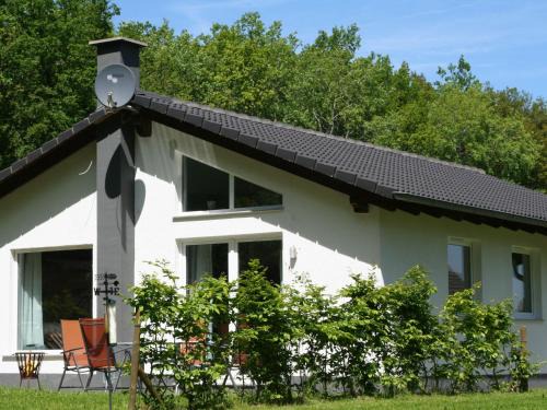 Detached bungalow with dishwasher in a green area