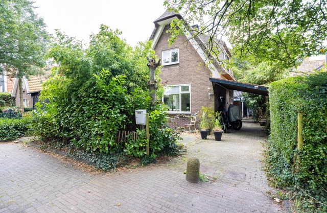 Detached charming house with a thatched roof