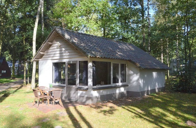 Detached cottage on quiet park