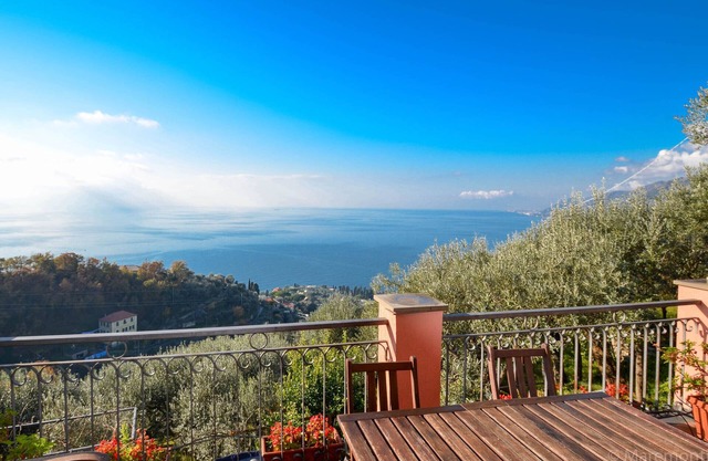 Detached cottage with sea view, large fenced garden and panoramic pool