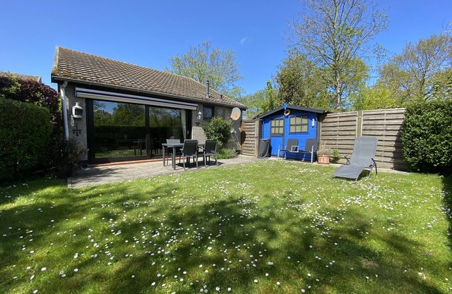 Detached holiday home with enclosed garden, WiFi, footpath to the North Sea