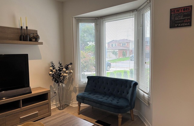 Detached Home – Walk to Parks,Trails&Pool – Access to Toronto/Niagara & GO Train