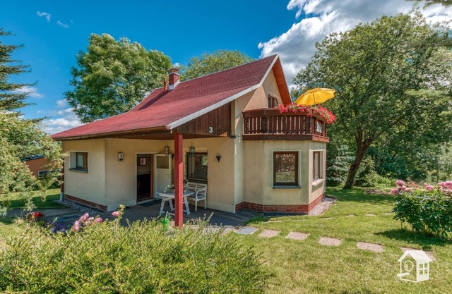 Detached house and garden with a view of the Frauenstein castle ruins