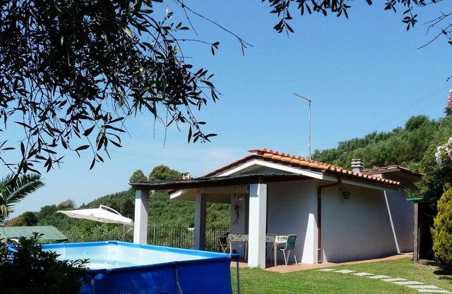 Detached house in Bargecchia, air conditioning, pool, garden with views, free Wi Fi