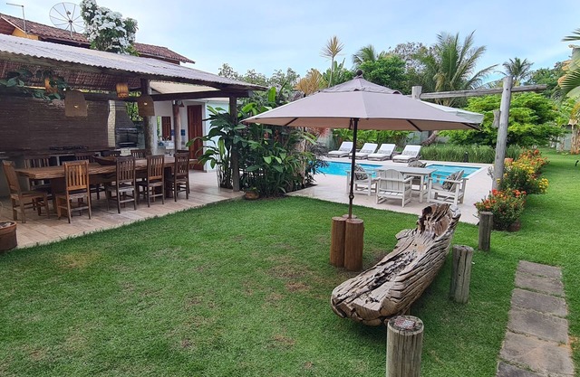 Detached house on a plot of 880m² with 4 bedrooms, swimming pool 400m from the beach.