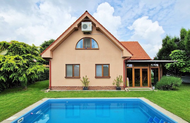 Detached house with pool