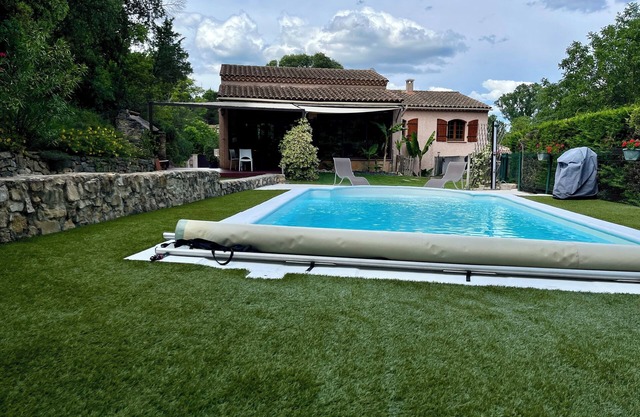 Detached house with peaceful pool in small hamlet